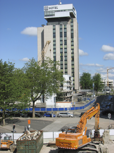 905971 Gezicht op het NH Hotel (Jaarbeursplein 24) te Utrecht, met daarvoor de gesloopte parkeergarage Jaarbeursplein ...